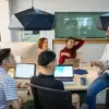 Seorang pemimpin perlu memberi ruang bagi anggota tim untuk menyampaikan ide, masukan, maupun kritik.