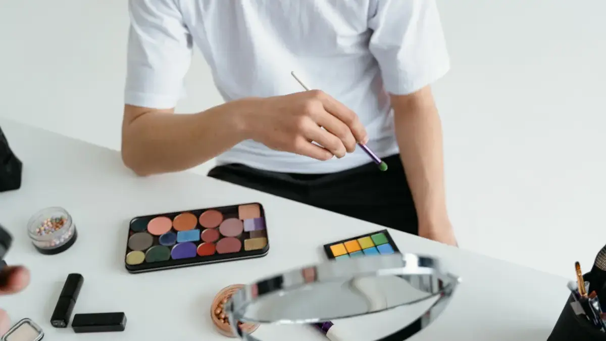 Blonzing, Teknik Makeup Viral yang Bikin Wajah Hangat dan Glowing Alami ilustrasi