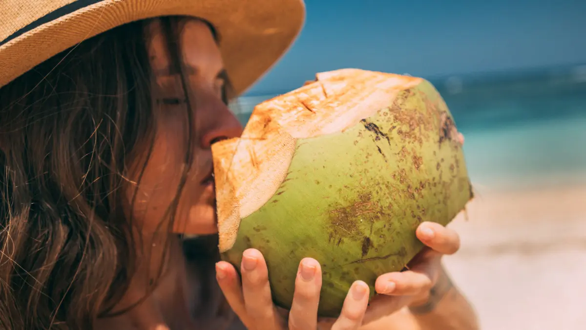 Air kelapa mengandung berbagai nutrisi yang berperan penting dalam menjaga fungsi tubuh.