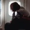 Membuka tirai jendela saat lepas landas dan mendarat juga menjadi bagian dari prosedur keselamatan.