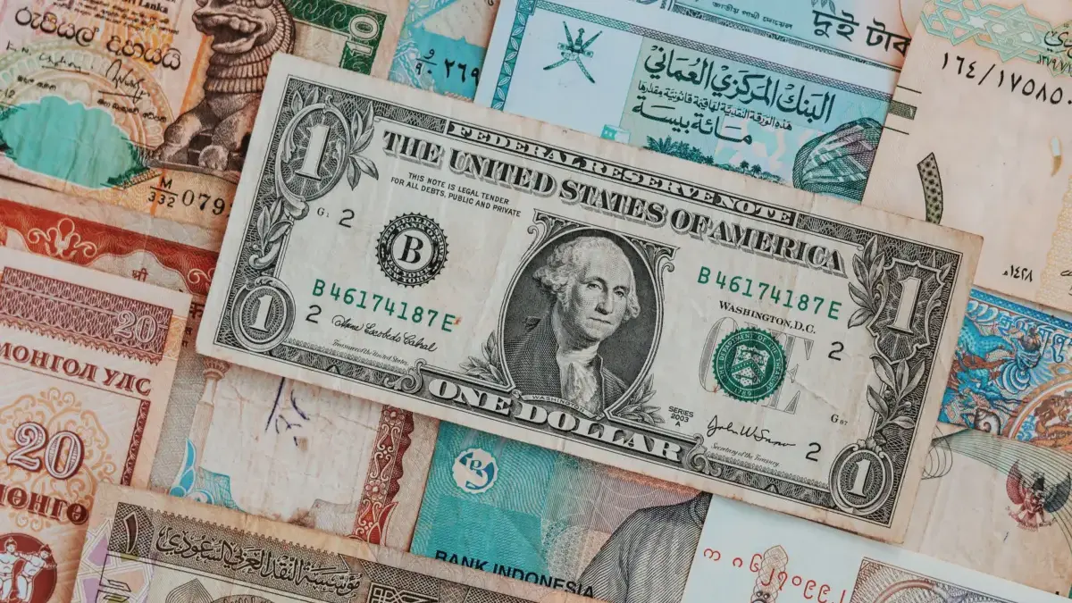 Rupiah Kembali Terperosok ke Rp18.111, Tertekan Konflik dan Gejolak Internal ilustrasi