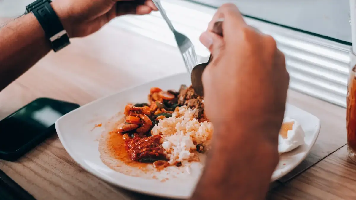 Hati-Hati, Kebiasaan Makan Berikut Dapat Meningkatkan Risiko Gangguan Lambung Pola makan yang baik menjadi salah satu langkah sederhana untuk mempertahankan fungsi lambung tetap optimal.