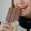 Cokelat, khususnya dark chocolate atau cokelat hitam, kerap disebut memiliki manfaat untuk kesehatan jantung.