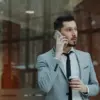 Salah satu karakter yang sering dimiliki orang yang lebih suka menelepon adalah menjadi pendengar yang baik.
