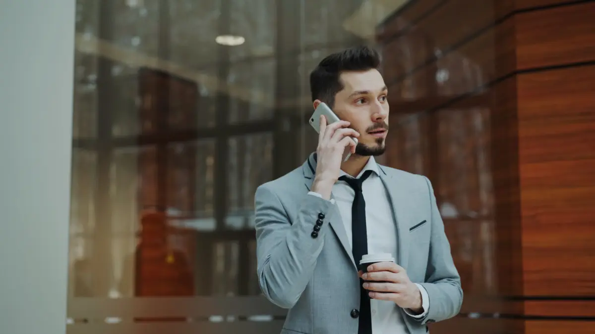 Lebih Nyaman Telepon daripada Kirim Pesan? Ini Fakta Kepribadian di Baliknya Salah satu karakter yang sering dimiliki orang yang lebih suka menelepon adalah menjadi pendengar yang baik.