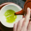 Teh hijau berasal dari tanaman Camellia sinensis dan dikenal kaya akan kandungan antioksidan.