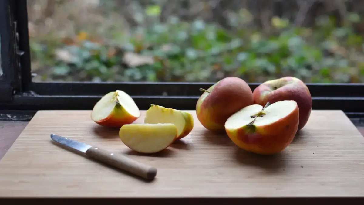 Jangan Asal Telan! Biji Apel Ternyata Mengandung Racun Sianida Apel dikenal sebagai salah satu buah yang kaya nutrisi dan baik untuk kesehatan.