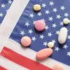 ilustrasi bendera Amerika Serikat dan obat-obatan