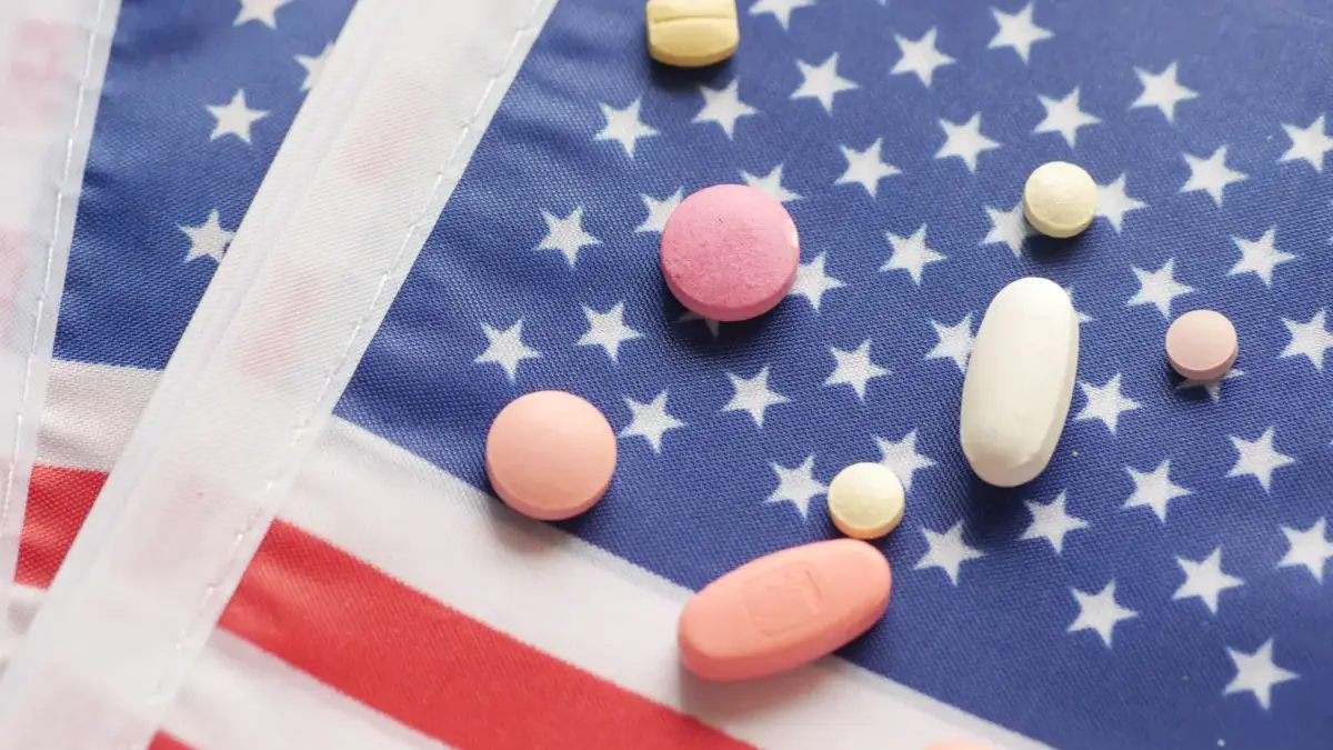 FDA Beri Status Penyakit Pediatri Langka untuk Terapi CMT2S, Harapan Baru bagi Pasien Anak ilustrasi bendera Amerika Serikat dan obat-obatan