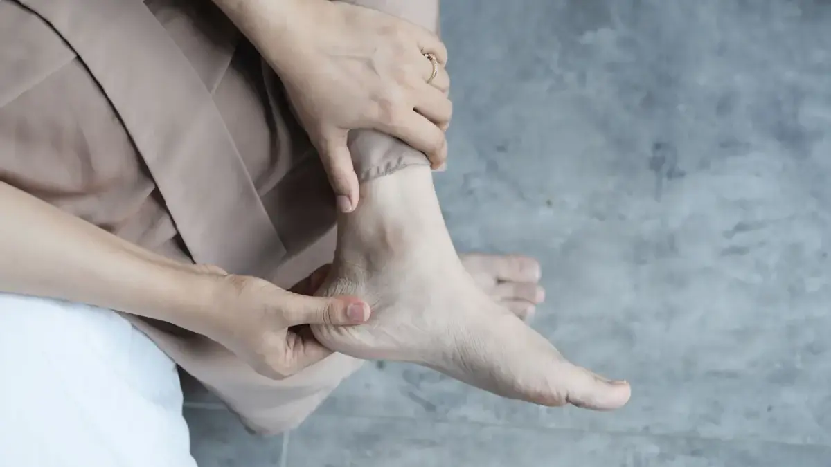 Kram Kaki Saat Tidur: Penyebab, Cara Mengatasi, dan Tips Mencegahnya Kram kaki saat tidur merupakan kontraksi otot yang terjadi tanpa disadari ketika seseorang sedang beristirahat