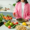 Mengonsumsi makanan yang kaya vitamin, mineral, dan antioksidan dapat membantu menjaga kulit tetap segar.