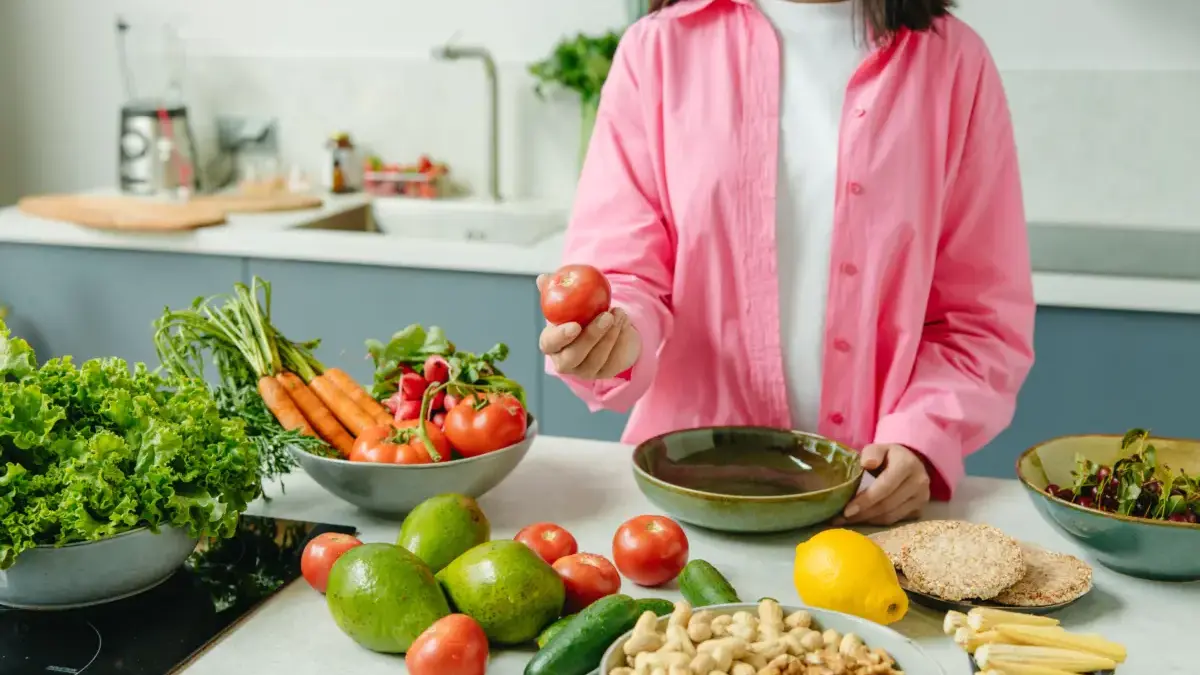 Rutin Konsumsi 7 Buah dan Sayuran Ini agar Kulit Tetap Kencang dan Sehat Mengonsumsi makanan yang kaya vitamin, mineral, dan antioksidan dapat membantu menjaga kulit tetap segar.