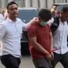 Suasana penangkapan MY oleh petugas kepolisian