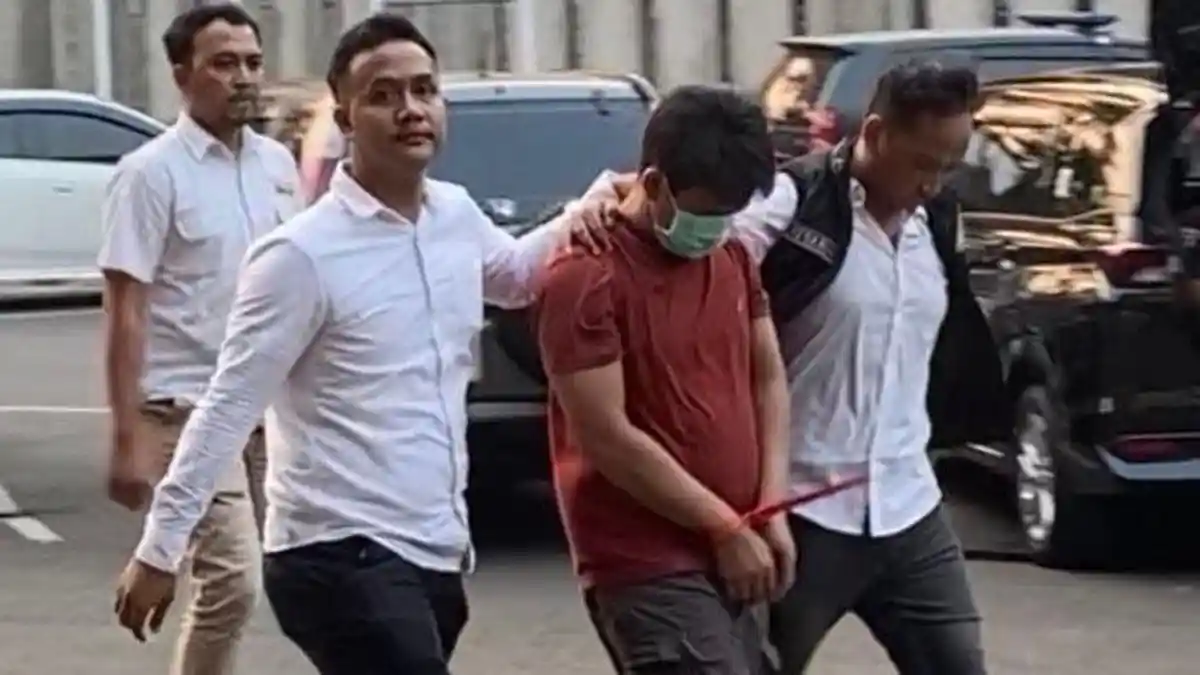 Suasana penangkapan MY oleh petugas kepolisian
