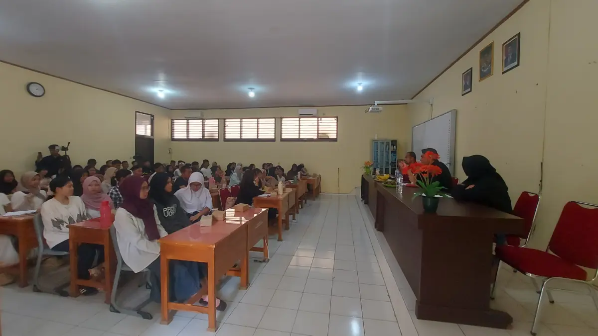 Bambang Mujiarto : Pendidikan Demokrasi Bukanlah Untuk Memilih Siapa Tapi Memahami Mengapa Seseorang Memilih Pendidikan Demokrasi di SMA 4