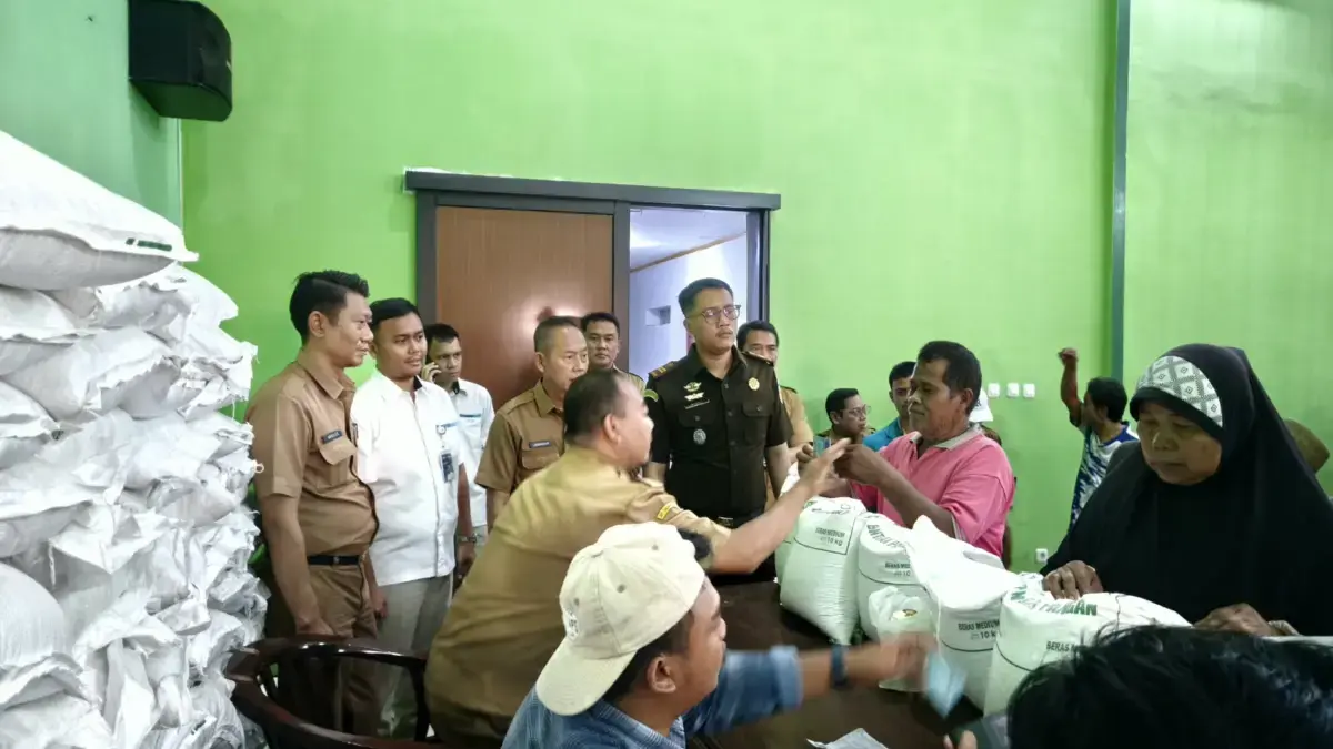 BULOG Cirebon Kawal Bantuan Pangan, 198 Karung Beras Diduga Disalahgunakan Oknum Perangkat Desa Ambit BULOG Cirebon