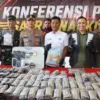 Wali Kota Cirebon Effendi Edo bersama Kapolres Cirebon Kota AKBP Bimantoro Kurniawan saat pemusnahan barang bu