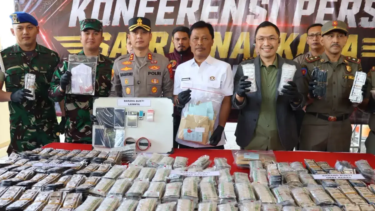 Pemkot Cirebon Dukung Polres Perangi Narkoba, Miras, dan Obat Terlarang, 445 Ribu Butir Tramadol Dimusnahkan Wali Kota Cirebon Effendi Edo bersama Kapolres Cirebon Kota AKBP Bimantoro Kurniawan saat pemusnahan barang bu