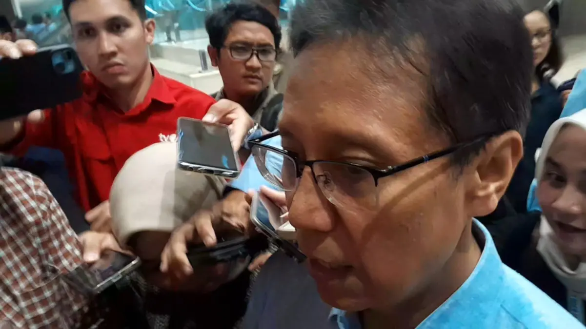 2 Korban Keracunan MBG Karo Dirujuk ke RSCM, Menkes Ungkap Alasannya Menteri Kesehatan Budi Gunadi Sadikin memberikan keterangan pers terkait korban keracunan MBG di Karo