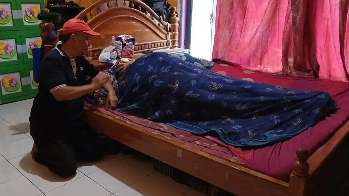 Kekerasan Anak di Jalaksana Kuningan, Korban Alami Pembekuan Darah di Otak hingga 30 Jahitan Uus Usnadi menjaga anaknya MNR (14) yang menjadi korban kekerasan di Jalaksana, Kuningan