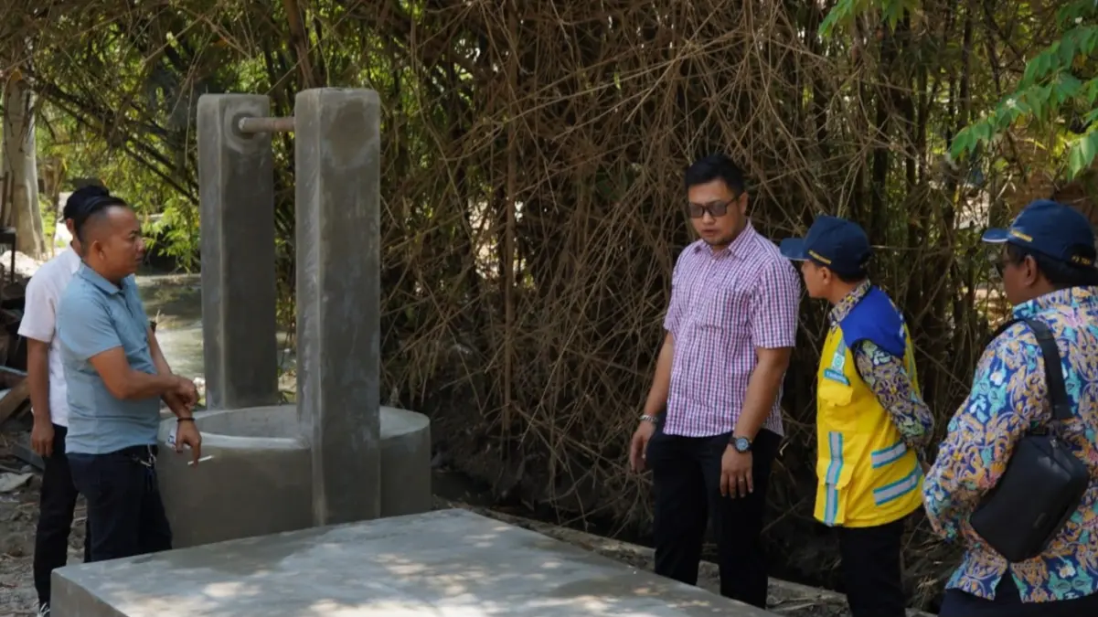 Kemarau Picu Krisis Air di Cirebon, Kementerian PU Bangun Sumur Bor di Desa Slangit foto