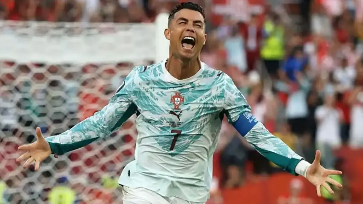 Cristiano Ronaldo Murka! Suporter Ejek Rúben Neves Bawa Nama Diogo Jota, Minta Liga Bertindak Tegas foto