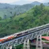 Petugas KAI saat berada di lokasi insiden kecelakaan KA Argo Bromo Anggrek dan KRL Commuter Line di Bekasi Tim