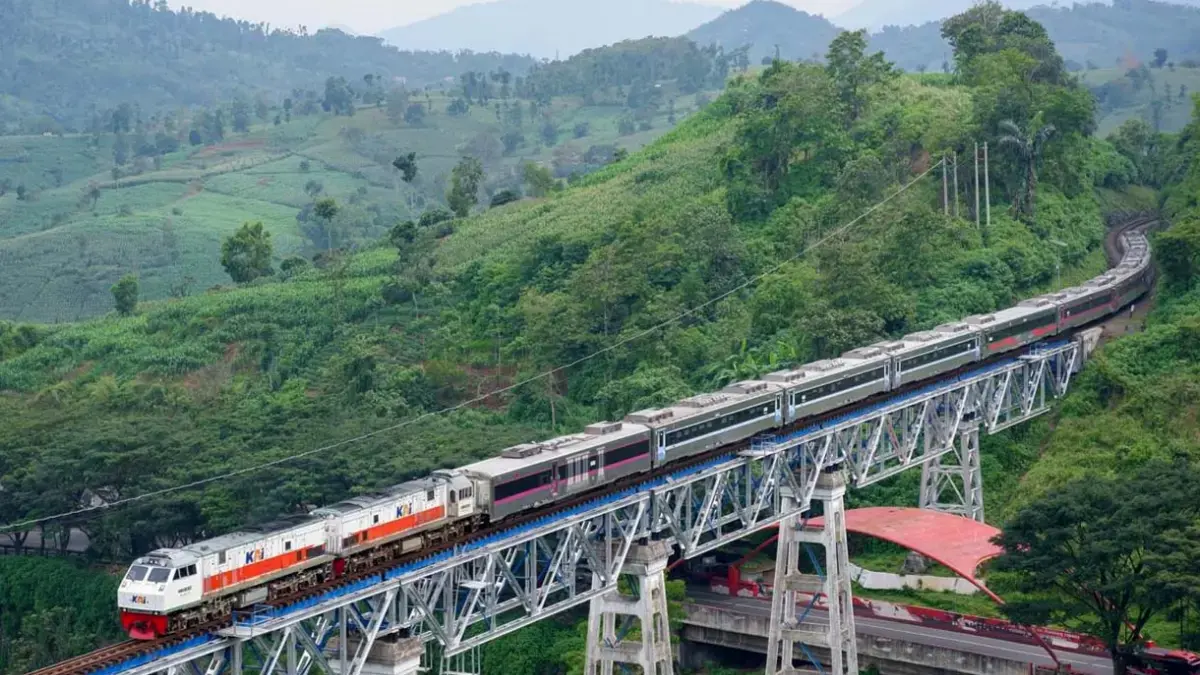 Petugas KAI saat berada di lokasi insiden kecelakaan KA Argo Bromo Anggrek dan KRL Commuter Line di Bekasi Tim