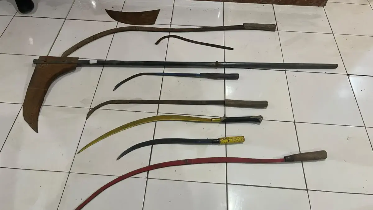 Barang bukti senjata tajam yang diamankan polisi dari remaja yang hendak tawuran di Balongan, Indramayu.