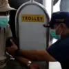 Personel Polda Metro Jaya membagikan masker