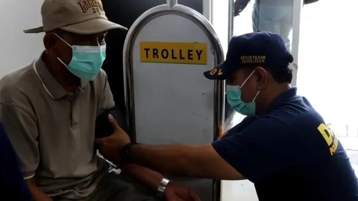 Antisipasi Abu Vulkanik Anak Krakatau, Polda Metro Jaya Bagikan Masker dan Buka Layanan Kesehatan Personel Polda Metro Jaya membagikan masker