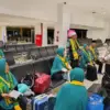 Ilustrasi jemaah umrah di bandara dengan masker dan petugas pendamping