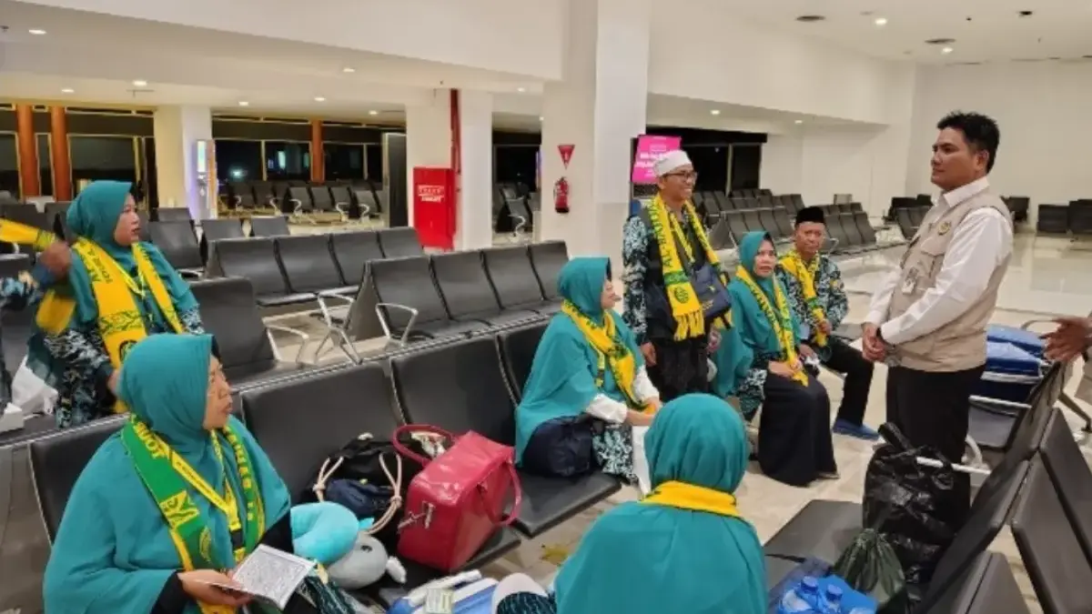 Penerbangan Umrah Terdampak Abu Vulkanik, Kemenhaj Minta Jemaah Tetap Tenang dan Terus Koordinasi dengan Trave Ilustrasi jemaah umrah di bandara dengan masker dan petugas pendamping
