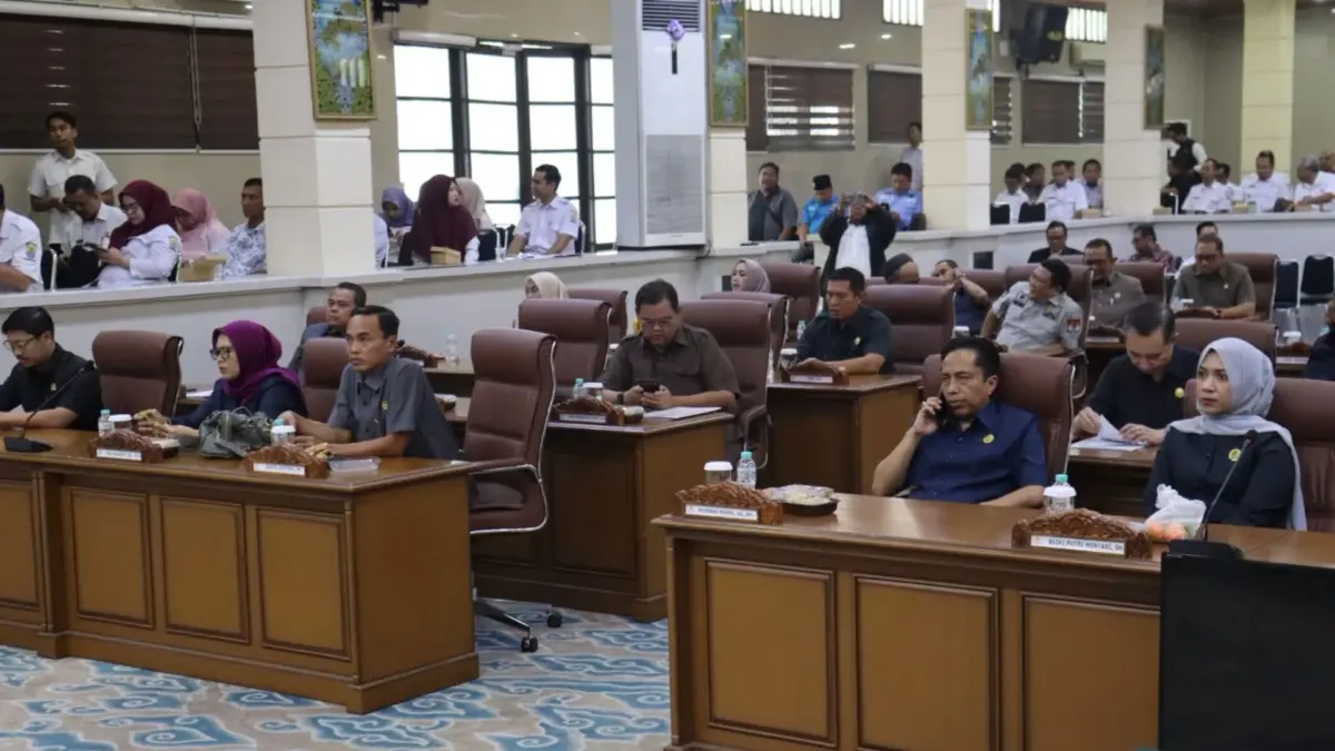 Wali Kota Cirebon Effendi Edo saat menyampaikan sambutan dalam Rapat Paripurna DPRD Kota Cirebon.