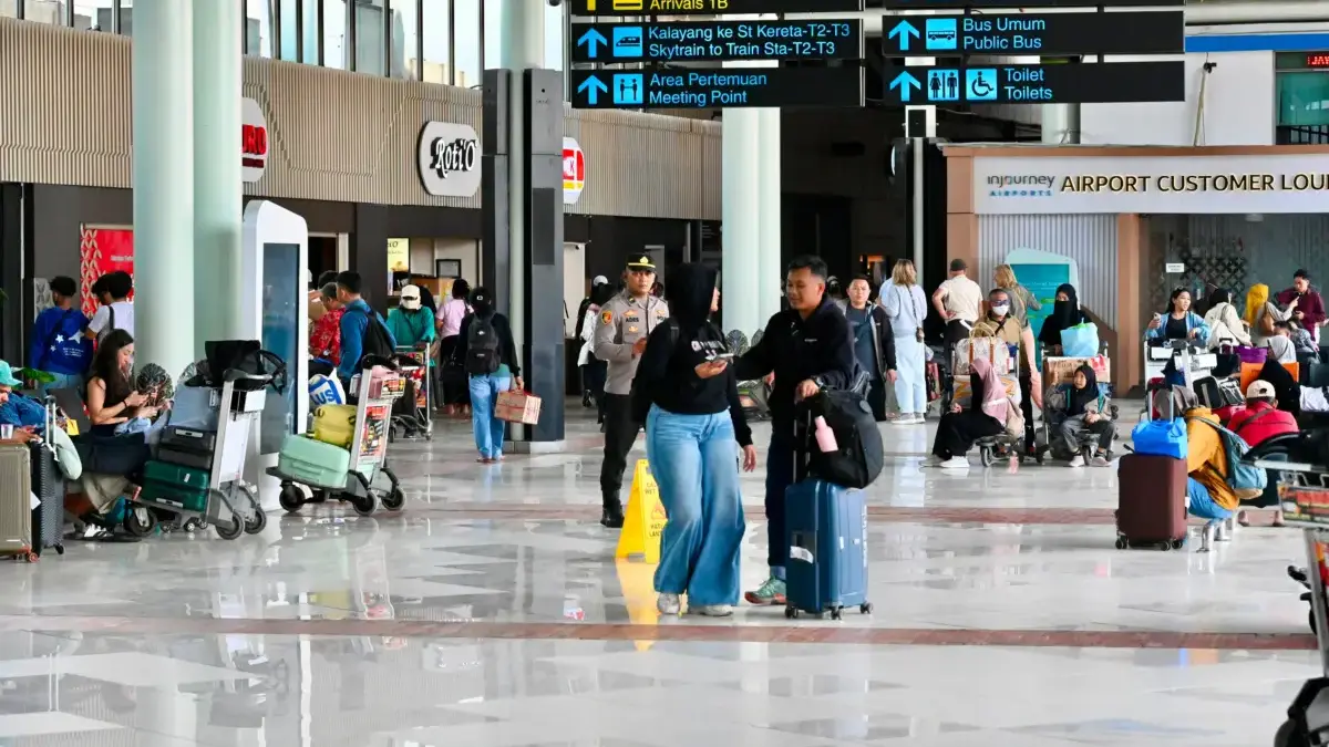 8 Bandara Sudah Normal, Penerbangan Aman Usai Erupsi Anak Krakatau Aktivitas penerbangan di bandara yang kembali normal usai erupsi Gunung Anak Krakatau.
