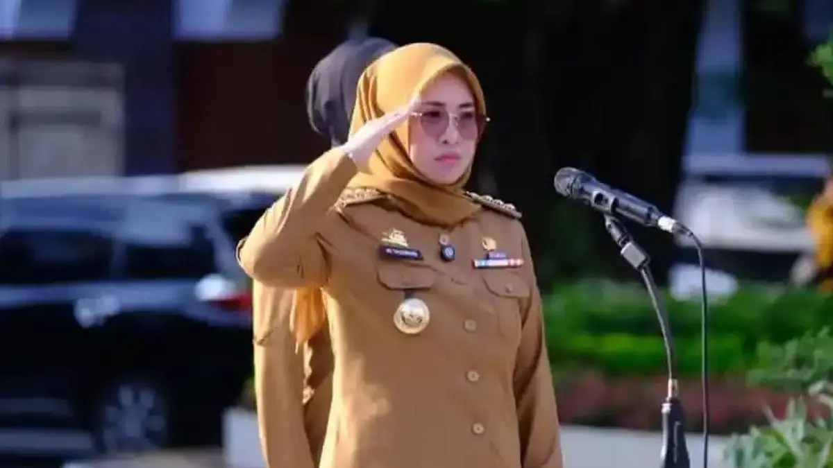 Bupati Gowa Tersangka Korupsi: Minta Duit ke Pengembang hingga Minimarket Bupati Gowa Sitti Husniah Talenrang saat memberikan keterangan pers.