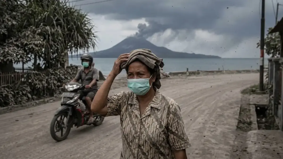 Waspada Abu Vulkanik Gunung Anak Krakatau! BMKG Keluarkan Imbauan untuk Warga foto