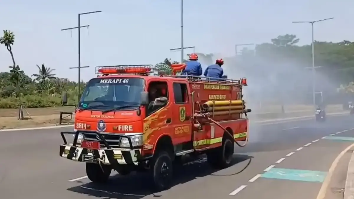 Tak Cuma Padamkan Api, Damkar Dikerahkan Mitigasi Abu Vulkanik Anak Krakatau, Ini Kata Kemendagri Petugas pemadam kebakaran (Damkar) menyemprotkan air ke jalan untuk membersihkan abu vulkanik erupsi Gunung An