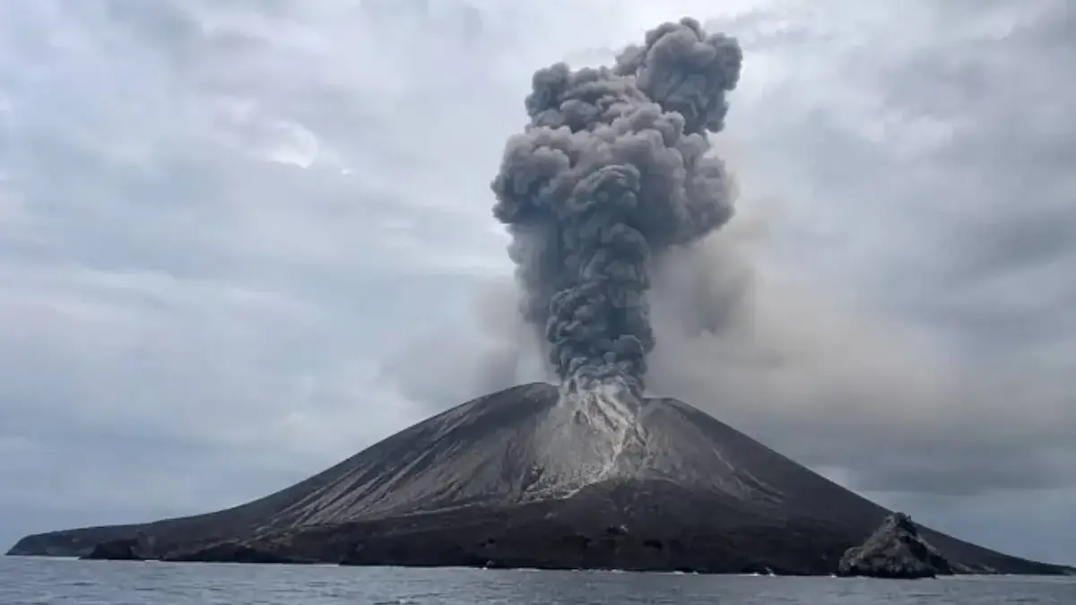 abu vulkanik Gunung Anak Krakatau secara real time