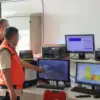 Gunung Anak Krakatau yang masih mengeluarkan asap tipis dari kawah utama meski aktivitasnya menurun.