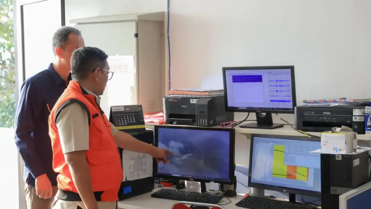 Aktivitas Gunung Anak Krakatau Menurun, Andra Soni Ingatkan Potensi Erupsi Masih Ada Gunung Anak Krakatau yang masih mengeluarkan asap tipis dari kawah utama meski aktivitasnya menurun.
