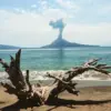 Gunung Anak Krakatau di Selat Sunda saat aktivitas vulkaniknya menurun.