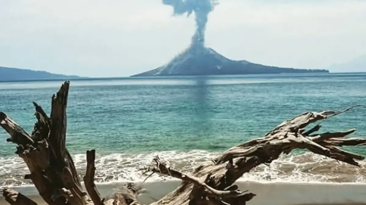 Status Gunung Anak Krakatau Turun ke Level Waspada Mulai 21 September Gunung Anak Krakatau di Selat Sunda saat aktivitas vulkaniknya menurun.