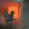 Petugas Damkar Indramayu saat memadamkan api di rumah yang terbakar di Desa Lobener Lor, Kecamatan Jatibarang.