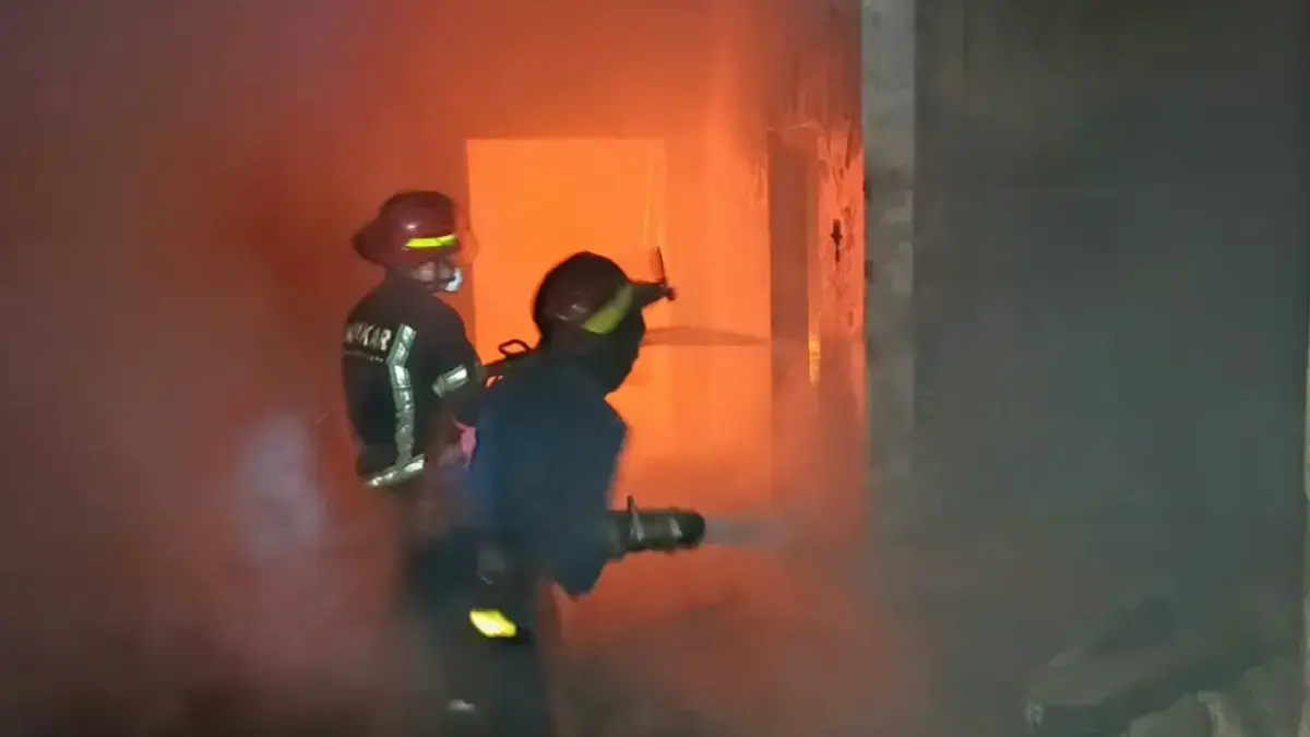 Dua Kebakaran Landa Indramayu dalam Semalam, Rumah dan Warung Makan Terdampak Petugas Damkar Indramayu saat memadamkan api di rumah yang terbakar di Desa Lobener Lor, Kecamatan Jatibarang.