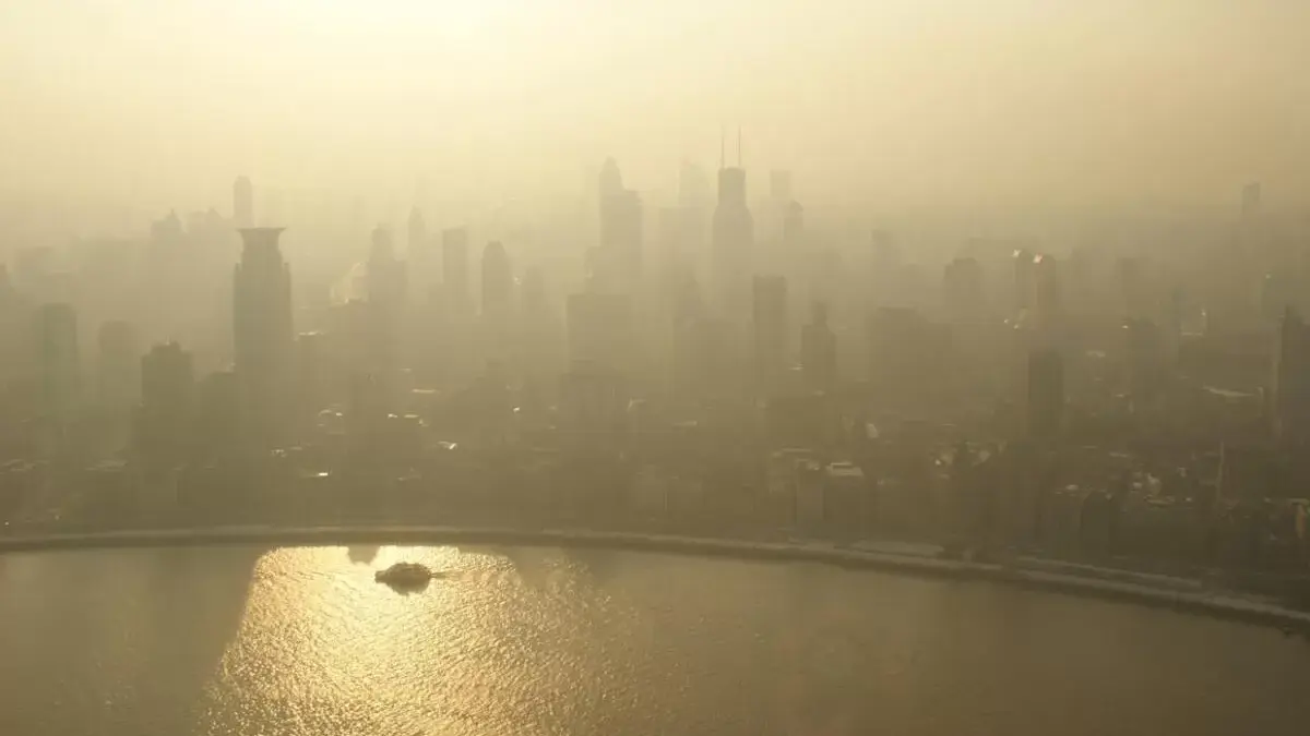 Singapura Diselimuti Kabut Asap, PSI Tembus 105! Titik Panas Sumatra dan Kalimantan Meluas foto