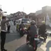 Personel Polres Kuningan saat mengatur lalu lintas di titik rawan pada pagi hari.