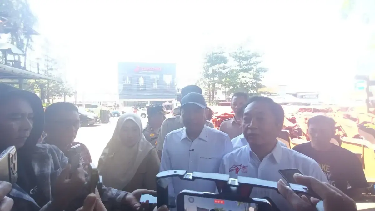Suasana penyerahan 200 unit becak listrik bantuan Presiden Prabowo Subianto kepada masyarakat Kabupaten Kuning