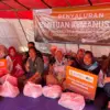 Penyerahan bantuan secara simbolis dari LPS kepada perwakilan masyarakat Desa Adat Sade melalui MIM Foundation