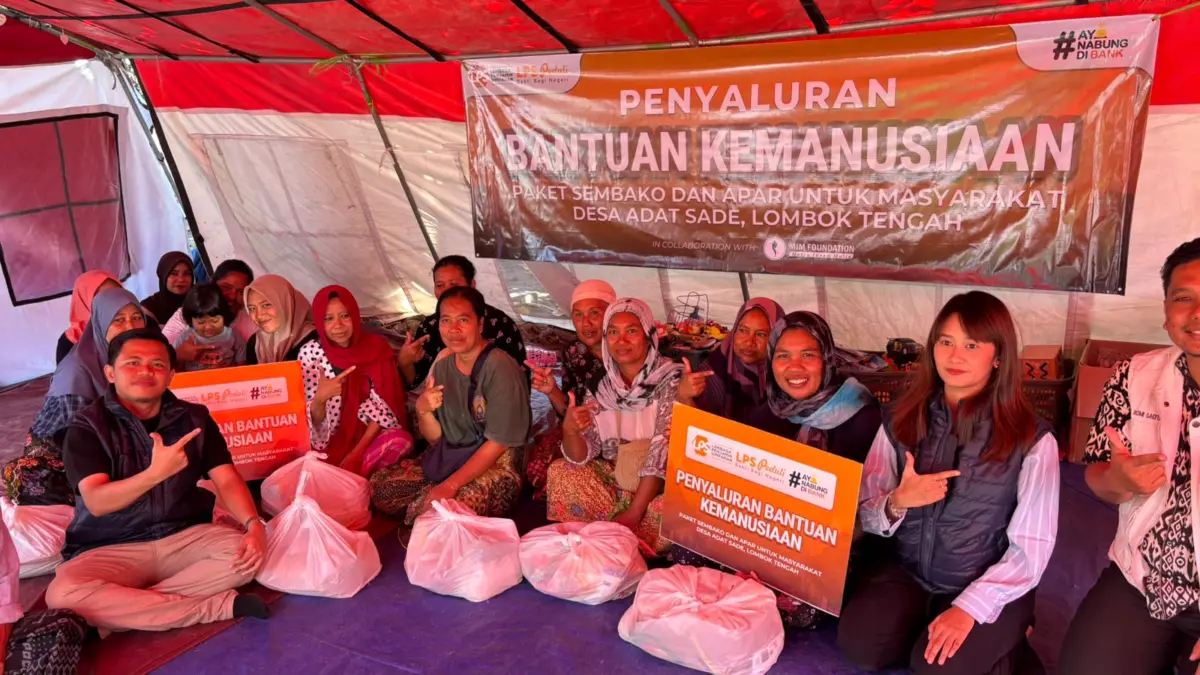 Penyerahan bantuan secara simbolis dari LPS kepada perwakilan masyarakat Desa Adat Sade melalui MIM Foundation